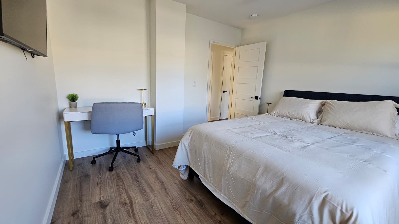 The Hideaway — queen bedroom